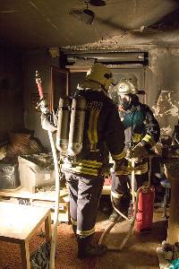 Bild: Einsatzkräfte unter Atemschutz im Brandraum
