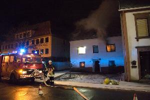 Bild: Beim Eintreffen der ersten Einsatzkräfte war Flammenschein hinter einem Fenster zu erkennen