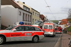 Bild: Mit der Drehleiter musste der Patient aus dem Obergeschoss eines Hauses in der Eppelborner Kossmannstraße gerettet werden