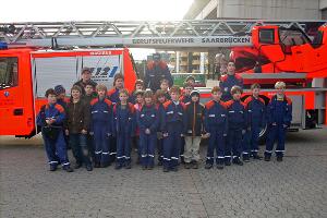 Bild: Die Jungen und Mädchen der Jugendfeuerwehren aus Wiesbach und Eppelborn besuchten die Berufsfeuerwehr in Saarbrücken