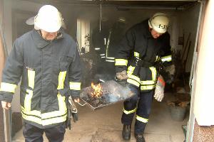 Bild: Die noch brennenden Rußreste wurden zum Ablöschen ins Freie gebracht