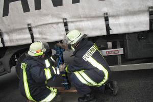 Bild: Mit Stockwinden wurde der Auflieger des Sattelzuges angehoben