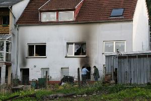 Bild: Das Brandhaus am nächsten Morgen. Deutlich sind die Spuren des Brandes zu erkennen