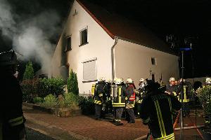 Bild: Rußspuren am Fenster zum Brandraum zeugen von der Intensität des Brandes