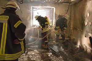 Bild: Immer wieder mussten Glutnester abgelöscht werden