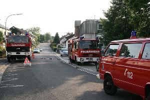 Bild: Fahrzeuge des Lsöchbezirks Wiesbach am Eingang zum Rathaus in der Hellbergstraße