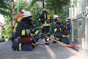 Bild: Öffnen der Tür zum verrauchten Flur