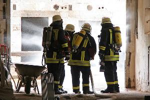 Bild: Zwei Trupps mit Atemschutzgeräten in der Scheune des Birkenhofs