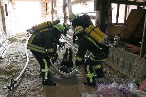 Bild: Mit einem Tragetuch wird eine vermisste Person aus der Scheune gerettet