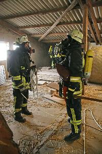 Bild: Mehrere Trupps durchsuchten die Scheune nach vermissten Personen