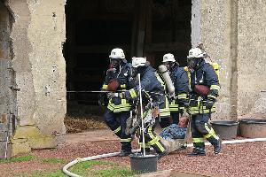 Bild: Eine gerettete Person wird ins Freie gebracht