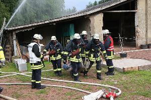 Bild: Eine gerettete Person wird ins Freie gebracht