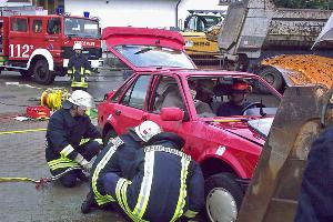 Bild: Das Fahrzeug wird stabilisiert, der Patient bereits von Einsatzkräften betreut