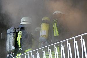 Bild: Nur mit Atemschutzgeräten konnten die Einsatzkräfte in die Wohnung vordringen