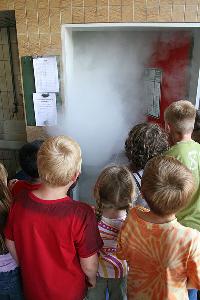 Bild: Auch das lernten die Schülerinnen und Schüler: Richtiges Verhalten im Brandfall