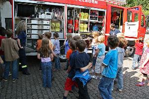 Bild: Besichtigung der Fahrzeuge und Geräte