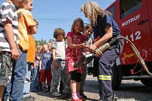 Bild: Besichtigung der Fahrzeuge und Geräte