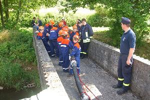 Bild: Aufbau der Wasserentnahme aus der Ill im Industriegebiet Eppelborn