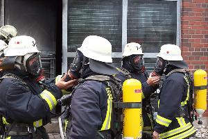 Bild: Gegenseitiges Vorbereiten der Ausrüstung für den Atemschutzeinsatz