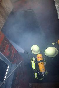 Bild: Einsatz bei einem Kellerbrand: Das richtige Öffnen der Tür, die korrekte Strahlrohreinstellung und das wirkungsvolle Kühlen der Rauchgase wird trainiert