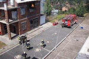 Bild: "Küchenbrand, Flammen aus Fenster im 1. OG, 1 Person vermisst...!". Eine von sieben Übungslagen der Eppelborner Gruppe, die gerade anläuft