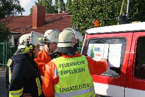 Bild: Einweisen der eintreffenden Einsatzkräfte durch den Einsatzleiter am Einsatzleitwagen