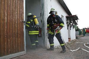 Bild: Ein Trupp dringt in das verrauchte Gebäude vor