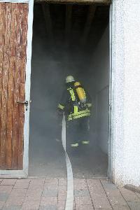 Bild: Ein Trupp dringt in das verrauchte Gebäude vor