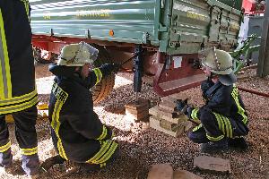 Bild: Einsatz einer Büffelwinde, mit der der Anhänger angehoben werden konnte