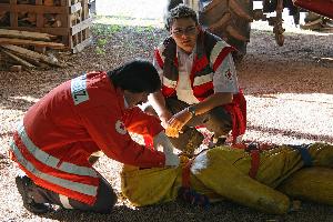 Bild: Patientenversorgung durch Helfer des DRK