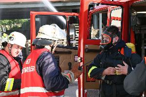 Bild: Vorbereiten für den Atemschutzeinsatz