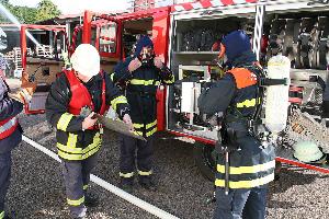 Bild: Ausrüsten für den Atemschutzeinsatz