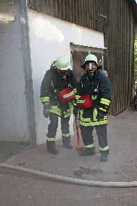 Bild: Ein komplett ausgerüsteter Trupp unter Atemschutz