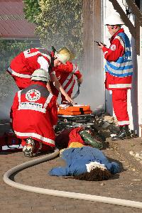 Bild: Die Verletzten wurden schnell in der Halle gefunden und ins Freie gebracht. Dort übernahmen Helfer des DRK die weitere Versorgung
