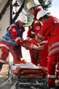 Bild: Überheben eines Verletzten auf die Trage