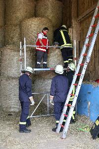 Bild: Mit Hebekissen werden die schweren Rundballen auseinandergedrückt, um einen verletzten Arbeiter zu befreien