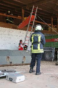 Bild: Ein verletzter Arbeiter wird mit der Korbtrage gerettet