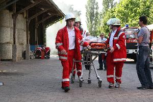 Bild: Transport eines Verletzten zum Verbandplatz zur weiteren Versorgung