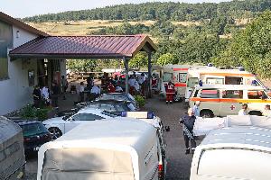 Bild: Helfer des DRK hatten vor einer benachbarten Halle einen Verbandplatz eingerichtet