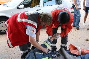 Bild: Versorgung der Verletzten durch Helfer des DRK