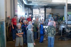 Bild: Die Jugendlichen lernten, wie das Mineralwasser in die Flaschen kommt