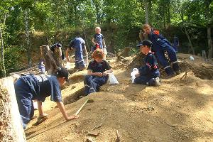 Bild: Jugendfeuerwehrleute als Schatzsucher im Edelsteincamp in Idar-Oberstein