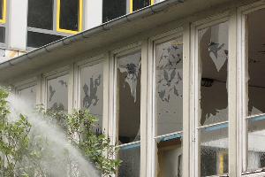 Bild: Durch die Sprengung gingen einige Scheiben zu Bruch (Foto: H.C.Klein)