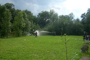 Bild: Mit mehreren Rohren und zwei Wasserwerfern wurde der Brand bekämpft