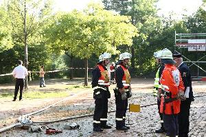 Bild: Der Schlauchtrupp erhält den Einsatzbefehl. (Foto: H.C.Klein, KFV Neunkirchen)
