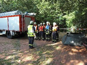 Bild: Der Gruppenführer gibt den Einsatzbefehl an die Gruppe. (Foto: W. Götzinger, Lbz. Wiesbach)