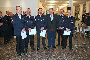 Bild: Beförderung zum Oberlöschmeister: Joachim Groß, Jochen Couturier, Dirk Kleer, Patrick Behr, Guido Schmitt, Jürgen Klesen, Frank Kartes und Armin Schmitt (einige fehlen)