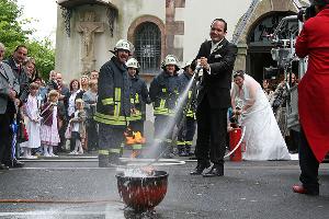 Bild: Auch der Bräutigam musste sein Geschick beweisen, doch bei ihm loderten die Flammen immer wieder auf