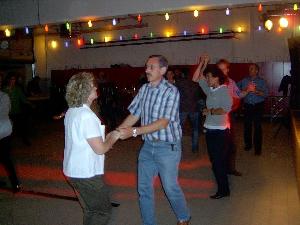 Bild: Auch Wehrführer Recktenwald und Ordnungsamtsleiter Peter waren unter den tanzenden Gästen.