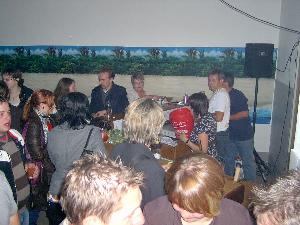 Bild: Großer Andrang in der Cocktailbar "Zum Brandherd"